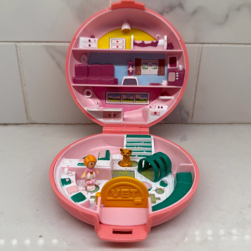 Vtg Polly Pocket ~ Button's Veterinary Clinic Animal Hospital~
Girl & Cat~ 1989
